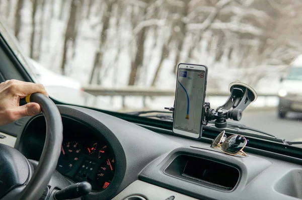 Arabayla bir navigator ile hareket eden telefon içinde kışın seyahat