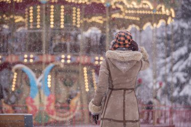 Açık havada yaşam tarzı çarpıcı kız tatil şehir yürüyüş portresi