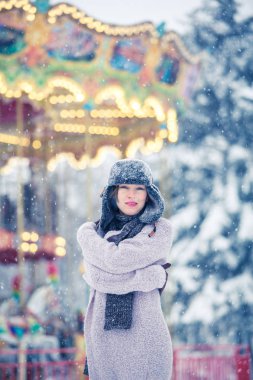 Açık havada yaşam tarzı çarpıcı kız tatil şehir yürüyüş portresi