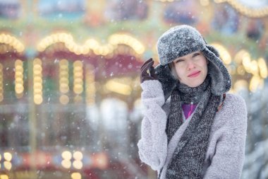 Açık havada yaşam tarzı çarpıcı kız tatil şehir yürüyüş portresi