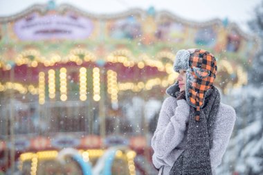 Açık havada yaşam tarzı çarpıcı kız tatil şehir yürüyüş portresi