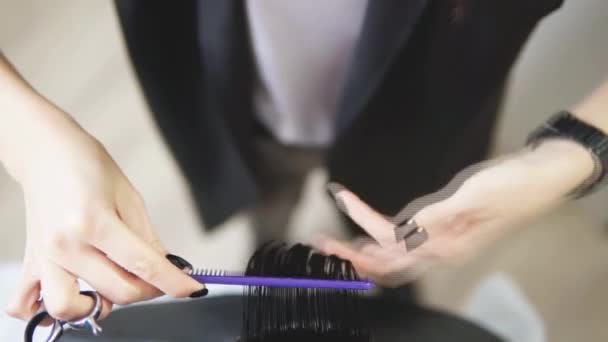 Proces Cięcia Włosów Przez Fryzjerskiego Salon Fryzjerski Zrobić Wielką Fryzurę — Wideo stockowe