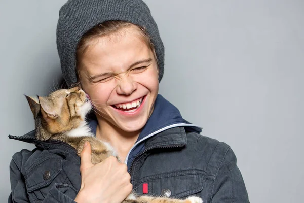 Jongen Speelt Met Een Kat Tiener Heeft Plezier Met Een — Stockfoto