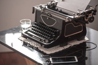 Bir eski okul yazar cep telefonu kulaklık ve bir daktilo ile işyeri