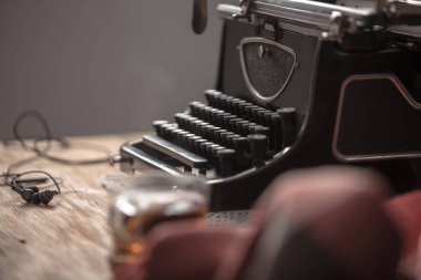 Çalışma alanı'nı eski okul yazar çay ve daktilo ile