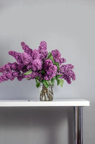 Grand Bouquet Lilas Jardin Sur Table Dans Bocal Verre — Photo