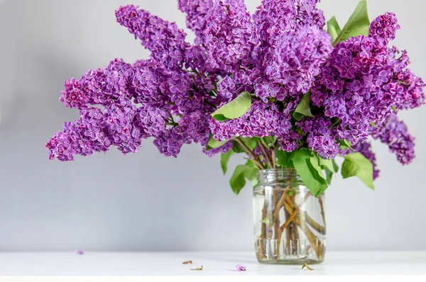 Grand Bouquet Lilas Jardin Sur Table Dans Bocal Verre — Photo