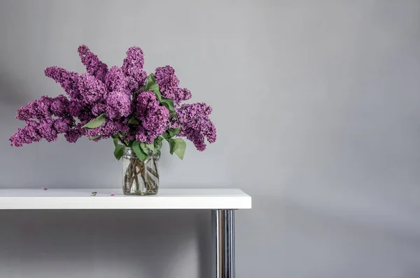 Stor Bukett Syrener Från Trädgården Bordet Glasburk — Stockfoto