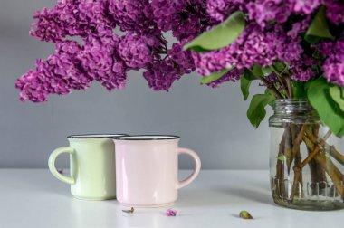 Cups ile masadaki leylak buket