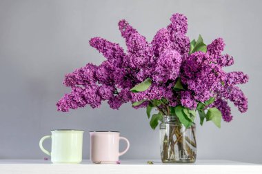 Cups ile masadaki leylak buket