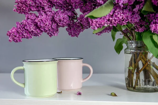 Bouquet Lilas Sur Table Avec Des Tasses — Photo