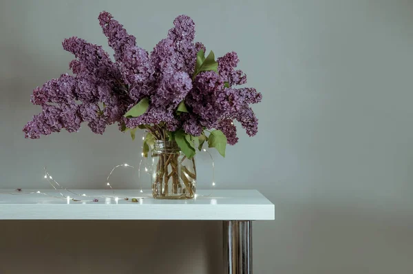 カップをテーブルにライラックの花束 — ストック写真