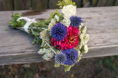 Kırsal bir arka plan üzerinde kır çiçekleri buketi