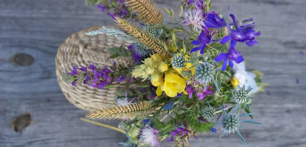 Kırsal Bir Arka Plan Üzerinde Kır Çiçekleri Buketi — Stok fotoğraf