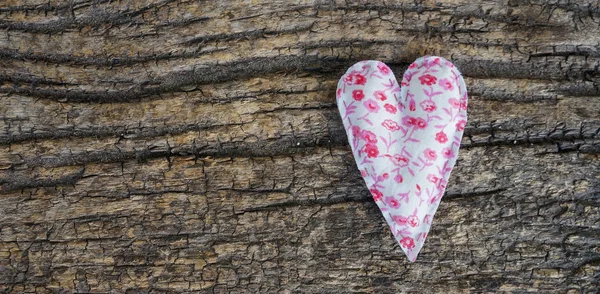 農村の背景 バレンタインデーに手作りの布心 — ストック写真
