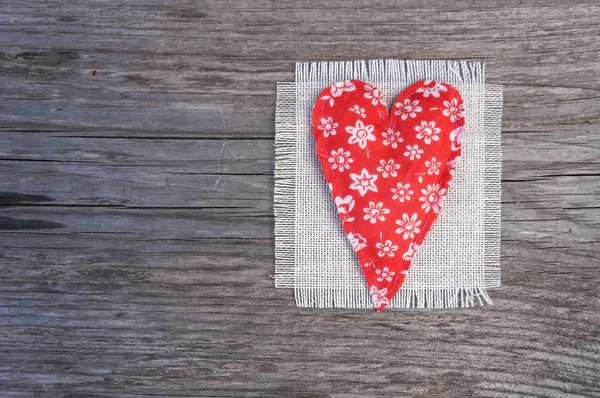 Kırsal Bir Arka Plan Sevgililer Günü Yapımı Kumaş Kalpler — Stok fotoğraf