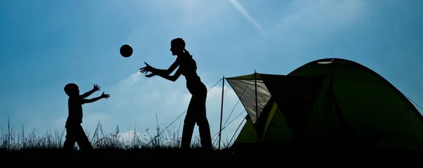 家族キャンプ 母と息子の屋外テント近く楽しんでのシルエット 夏の野外活動のコンセプトです 観光コンセプト — ストック写真
