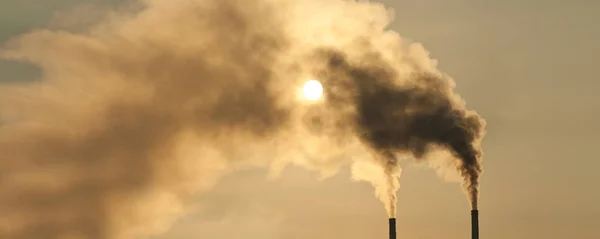 Contaminación Atmosférica Pilas Humo Que Contaminan Aire Sobre Cielo Dramático —  Fotos de Stock