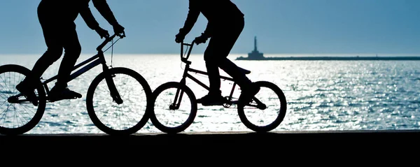 两个骑自行车的人约会爱情概念 — 图库照片