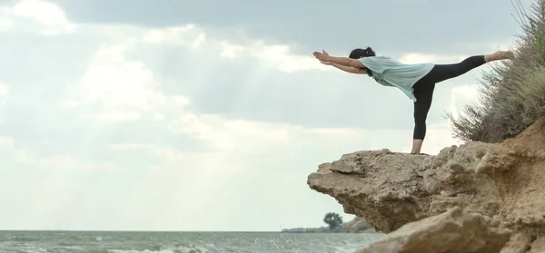 Jovem Praticando Ioga Natureza Costa Oceano Felicidade Mulher Fundo Paisagístico — Fotografia de Stock