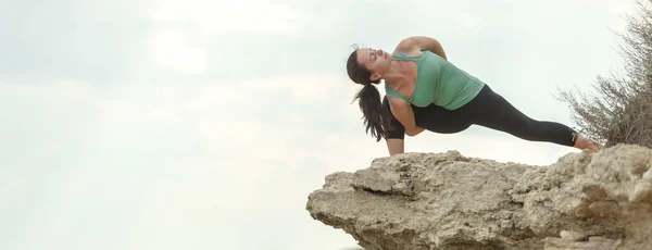 Giovane Donna Che Pratica Yoga Natura Costa Oceanica Felicità Della — Foto Stock