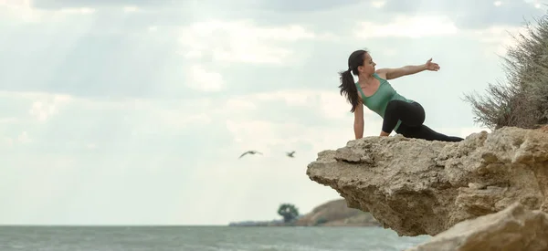 若い女性は 自然の中でヨガの練習します 海の海岸 女の幸せ 風景の背景 — ストック写真