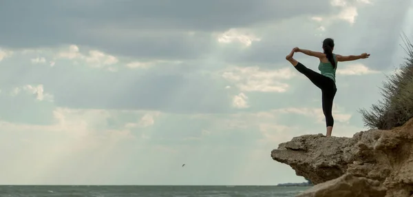 Giovane Donna Che Pratica Yoga Natura Costa Oceanica Felicità Della — Foto Stock