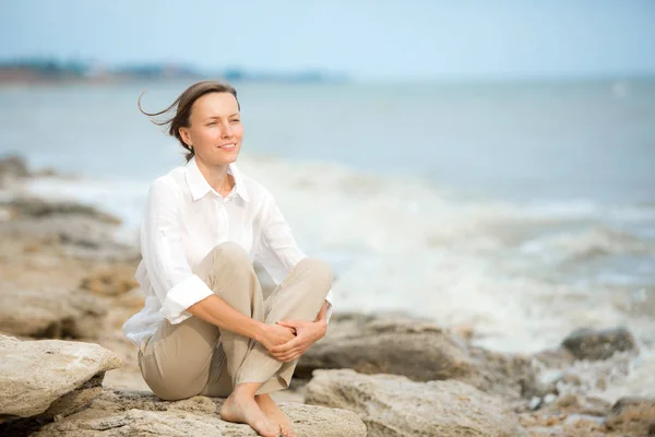 Junge Frau Genießt Das Leben Der Meeresküste — Stockfoto