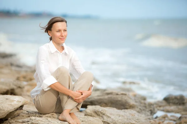 海の海岸での生活を楽しんでいる若い女性 — ストック写真