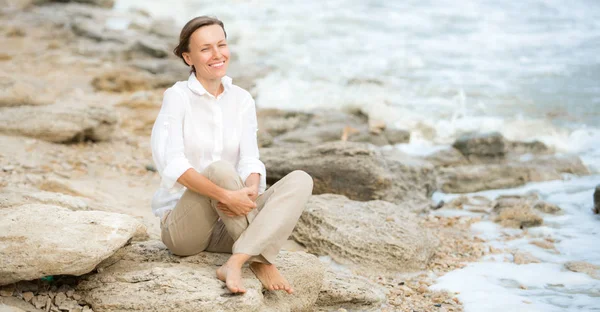 海の海岸での生活を楽しんでいる若い女性 — ストック写真