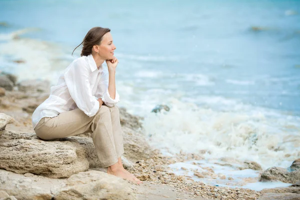 Young Woman Enjoying Life Ocean Coast — Stock Photo, Image