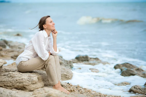 Young Woman Enjoying Life Ocean Coast — Stock Photo, Image
