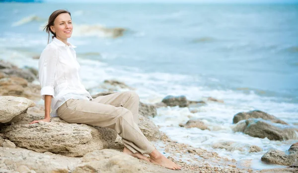 Ung Kvinna Som Njuter Livet Havet Kusten — Stockfoto