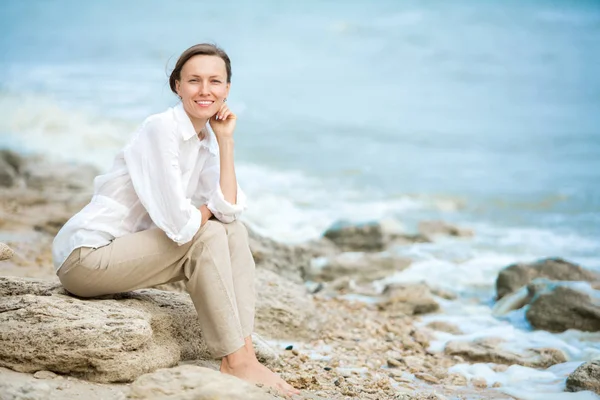 Jonge Vrouw Genieten Van Het Leven Aan Oceaan Kust — Stockfoto