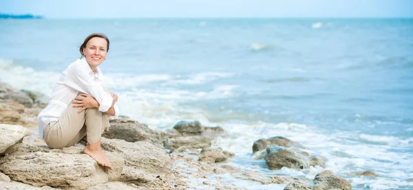 海の海岸での生活を楽しんでいる若い女性 — ストック写真