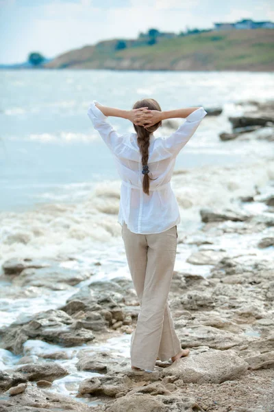 海の海岸での生活を楽しんでいる若い女性 — ストック写真