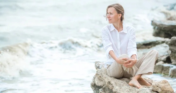 Jonge Vrouw Genieten Van Het Leven Aan Oceaan Kust — Stockfoto