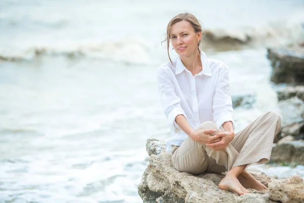 Ung Kvinna Som Njuter Livet Havet Kusten — Stockfoto