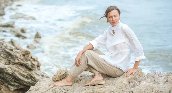 Молодая Женщина Наслаждается Жизнью Побережье Океана — стоковое фото