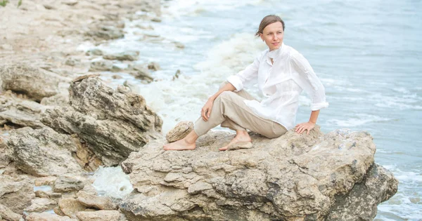 Jonge Vrouw Genieten Van Het Leven Aan Oceaan Kust — Stockfoto