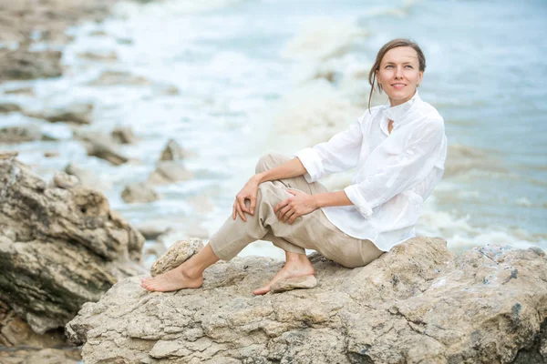 Mujer Joven Disfrutando Vida Costa Del Océano — Foto de Stock