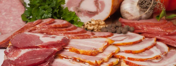 さまざまな種類の肉 燻製肉 ソーセージ ハム等 — ストック写真