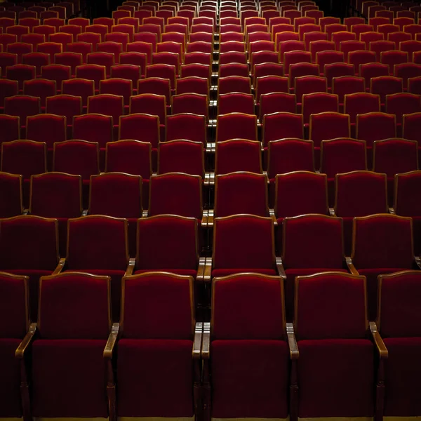 ホールで快適な空の赤いシート — ストック写真