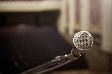 Soyut bulanık fotoğraf konferans salonu veya Seminer Oda arka plan üzerinde mikrofon