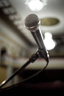  Soyut bulanık fotoğraf konferans salonu veya Seminer Oda arka plan üzerinde mikrofon