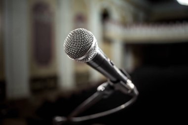  Soyut bulanık fotoğraf konferans salonu veya Seminer Oda arka plan üzerinde mikrofon