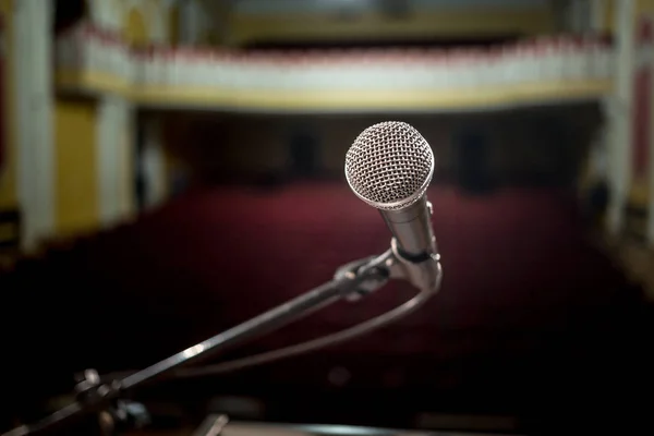 Microfone Sobre Foto Embaçada Abstrata Sala Conferências Seminário Fundo Sala — Fotografia de Stock