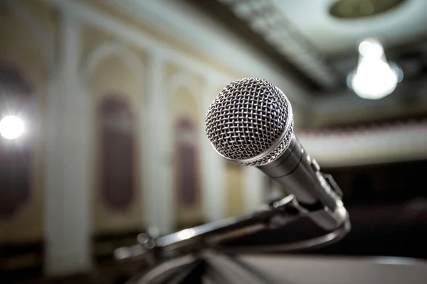 Microphone Sur Photo Floue Abstraite Salle Conférence Fond Salle Séminaire — Photo