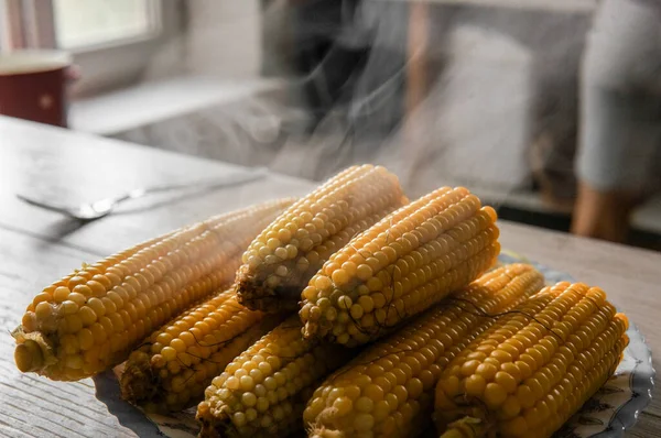 Steaming Hot Sweet Corn Tthe Plate Grey Kitchen Daylight — Stock Photo, Image