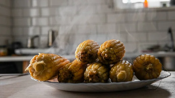 Steaming Hot Sweet Corn Tthe Plate Grey Kitchen Daylight — Stock Photo, Image